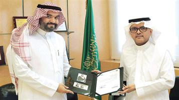 وزير الاتصالات وتقنية المعلومات يثمن جهود البريد السعودي في موسم الحج 