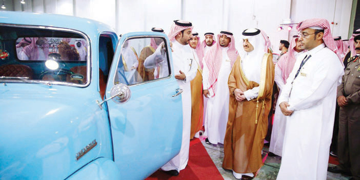  الأمير سعود بن نايف خلال جولته في المعرض