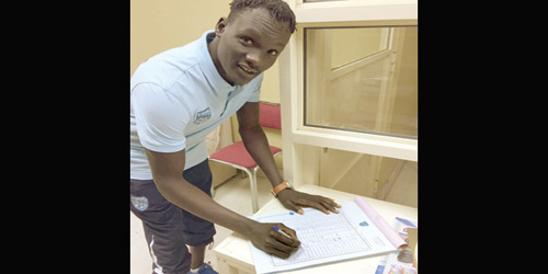  الجنوب سوداني توماس أثناء التوقيع للنهضة
