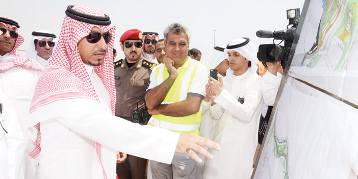  الأمير منصور بن مقرن يطلع على مشروع تطوير الواجهة البحرية