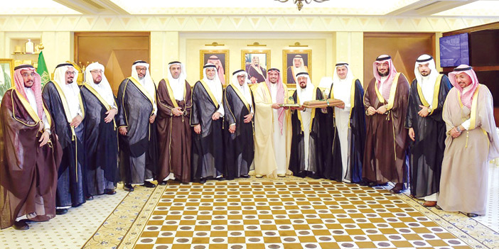  رئيس وأعضاء المجلس الاستشاري لفرع «كبدك» مع الأمير فيصل