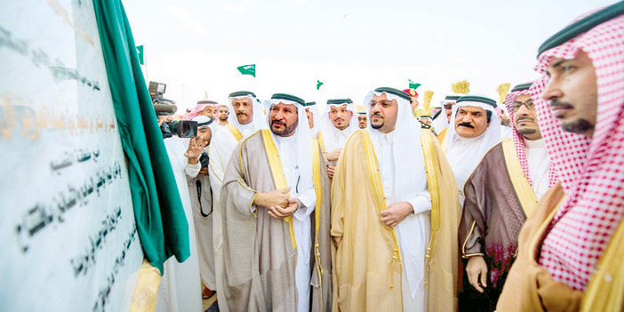  أمير القصيم خلال تدشينه الميدان وبجانبه م. المجلي