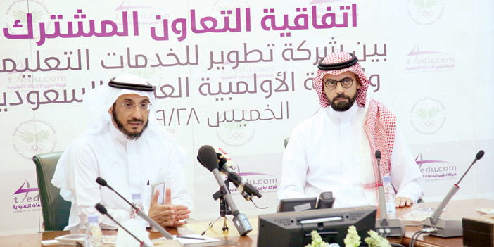  الأمير خالد بن بندر خلال توقيع اتفاقية التعاون مع د. محمد الزغيبي في مقر شركة تطوير التعليمية أمس