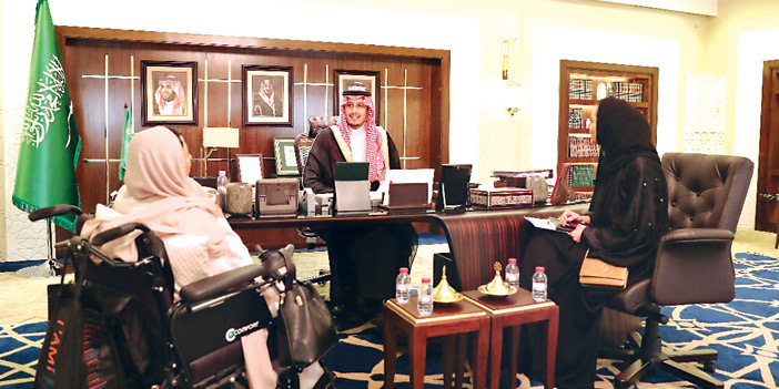  الأمير أحمد بن فهد خلال اللقاء بصاحبة المبادرة