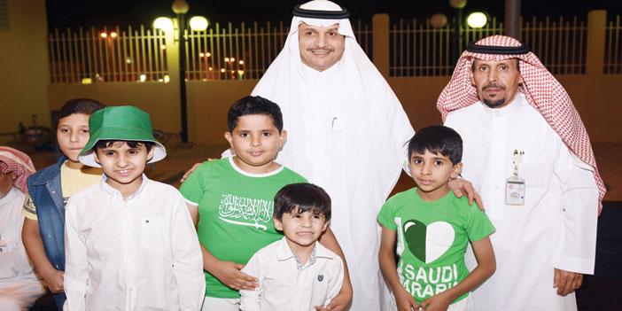  وكيل محافظة الرس ومدير قطاع الصحة بالمحافظة مع الأطفال المحتفلين