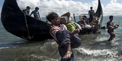 احتشاد آلاف الروهينغا على ساحل بورما سعياً للمغادرة إلى بنغلادش 