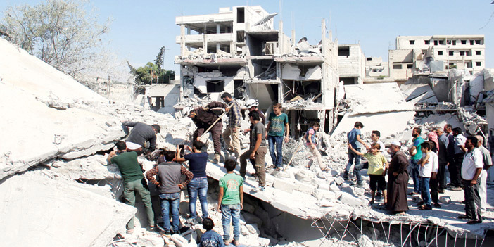  السوريون يبحثون عن ناجين بين ركام المباني المهدَّمة في إدلب