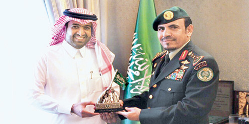  الفريق أول المطيري يكرِّم رئيس الأكاديمية السعودية للطيران المدني