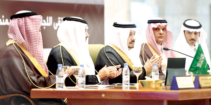  أمير منطقة الرياض خلال رعايته الملتقى