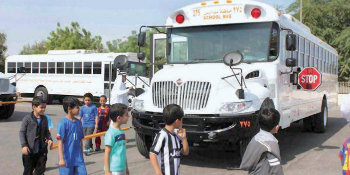  الطلاب أثناء توجههم للحافلات المدرسية