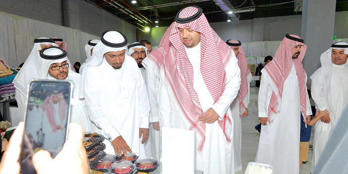  الأمير فيصل بن خالد خلال زيارة معرض الأسر المنتجة