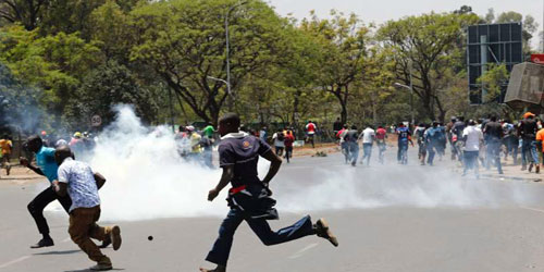 الشرطة الكينية تطلق الغاز المسيل للدموع على محتجين في العاصمة 