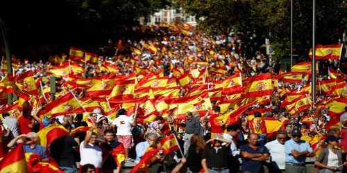 معارضو انفصال كتالونيا ينظمون مظاهرات في أنحاء إسبانيا 