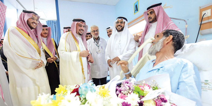 أمير منطقة القصيم يزور مفتش وزارة التجارة بالمستشفى ويطمئن على صحته 