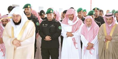 وكيل إمارة منطقة مكة المكرمة ينقل تعازي القيادة لذوي الشهيد السبيعي 