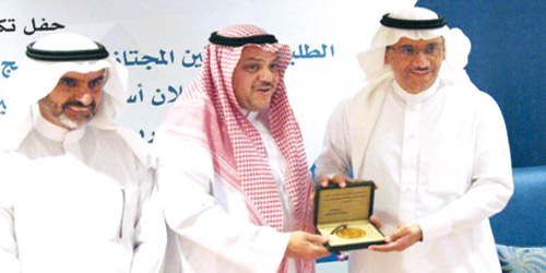 جامعة الملك سعود تحتفي بالطلبة المتفوقين المجتازين للبرامج الإثرائية والتدريبية الصيفية 