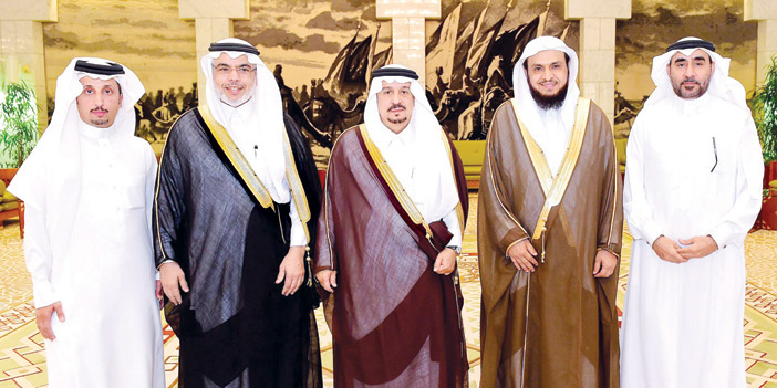  الأمير فيصل بن بندر خلال استقباله رئيس وأعضاء مركز رؤية