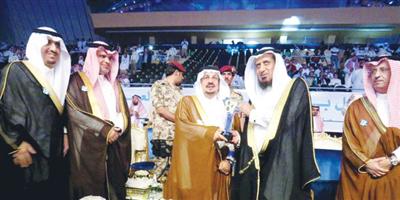 أمير منطقة الرياض يكرم «المدارس المتقدمة» لتقديمها 87 منحة مجانية لأبناء الشهداء 