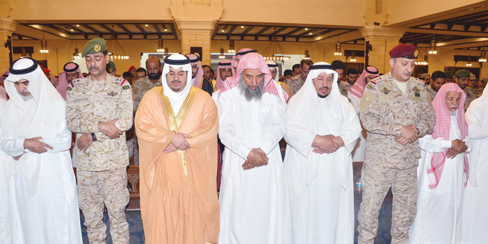  الأمير محمد بن عبدالرحمن يؤدي صلاة الميت على الشهيد النقيب السبر