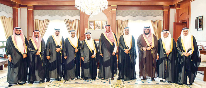  الأمير فيصل في لقطة جماعية مع أعضاء جمعية بنوك الدم