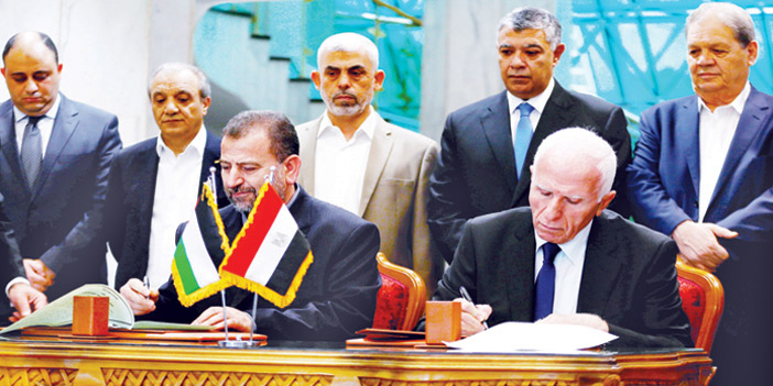   رئيسا وفد (حماس) صالح العاروري و(فتح) عزام الأحمد يوقعان الاتفاق