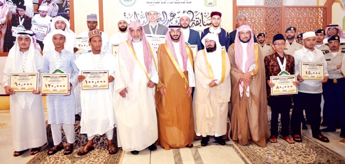  نائب أمير منطقة مكة المكرمة ووزير الشؤون الإسلامية في صورة جماعية مع المتسابقين