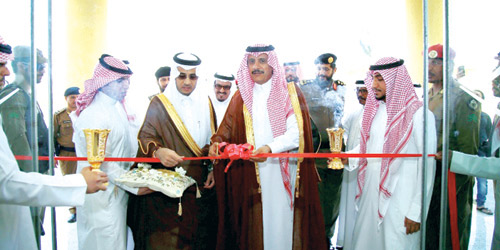  الأمير عبدالرحمن بن عبدالله يقص الشريط إيذاناً بافتتاح المبنى الجديد
