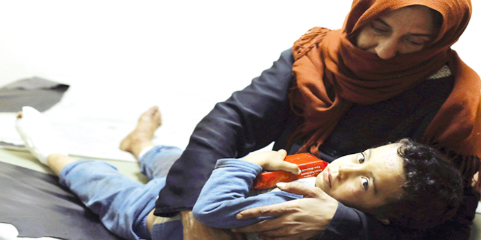  طفل سوري في أحد المستشفيات يتلقى العلاج إثر إصابته