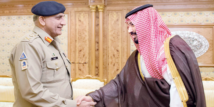  ولي العهد خلال اجتماعه مع قائد الجيش الباكستاني
