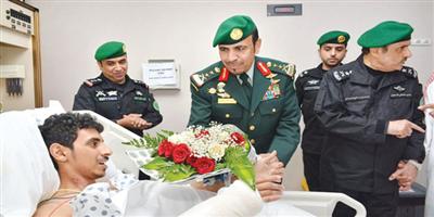 رئيس الحرس الملكي يزور مصابي الاعتداء الإرهابي في جدة 