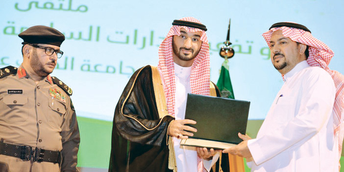  الأمير عبدالله بن بندر مكرما أحد المشاركين