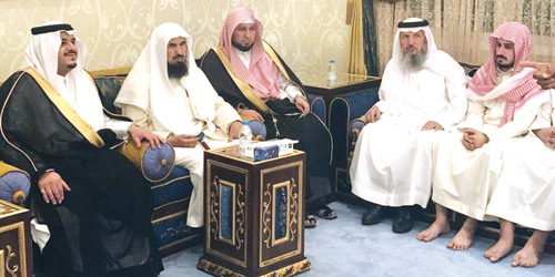  الأمير محمد بن عبد الرحمن خلال زيارته لمقر العزاء