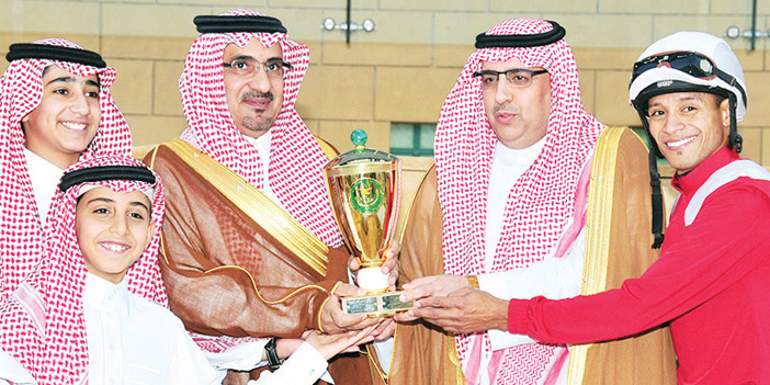  وكيل إمارة منطقة الرياض فيصل السديري يسلم سعد بن مشرف كأس الإمارة