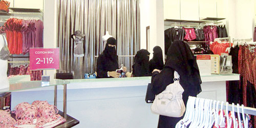  نساء سعوديات يُدرن أحد المحلات التجارية