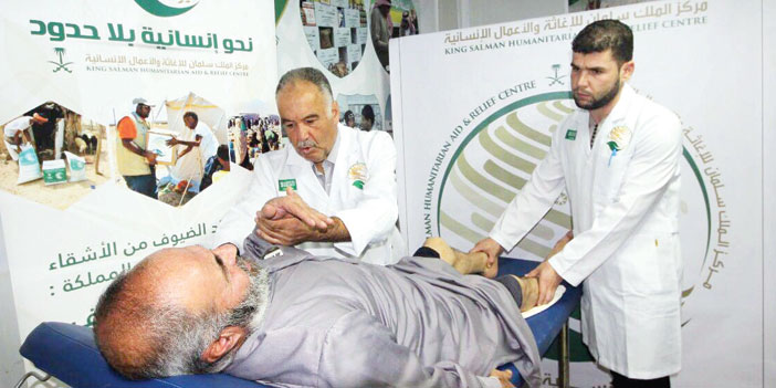  مسن يتلقى العلاج في الزعتري