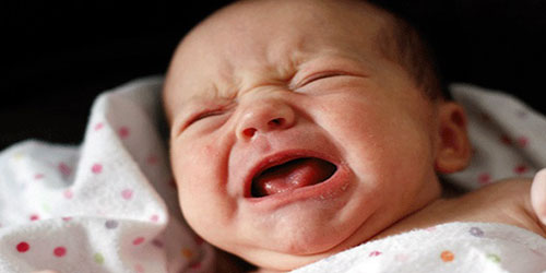 بكاء الرضيع ينشط مناطق في مخ الأم مرتبطة بالكلام والأصوات 