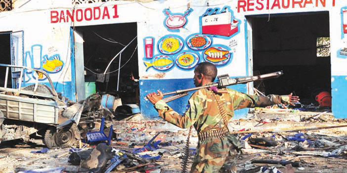  جندي صومالي وسط الدمار الذي خلفته الهجمات على الفندق