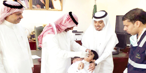  محافظ ثادق يدشن حملة تطعيم طلاب وطالبات المحافظة