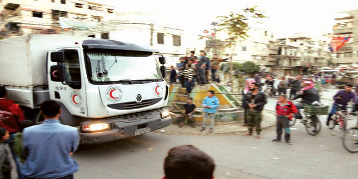  إحدى قوافل المساعدات الإغاثية تدخل الغوطة الشرقية قرب دمشق أمس