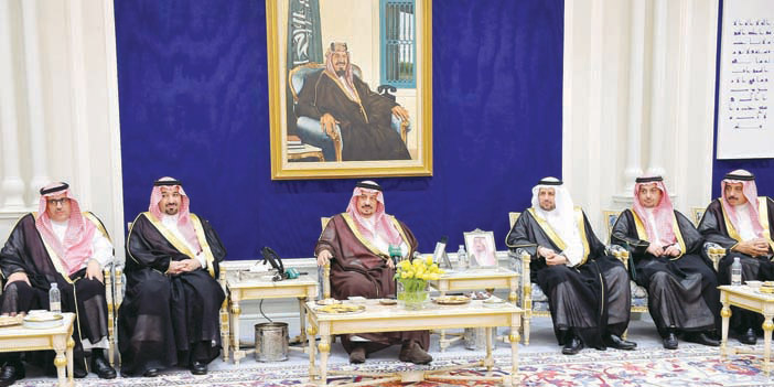  أمير منطقة الرياض خلال استقباله الأمراء والمسؤولين وأعضاء الشؤون الصحية بالمنطقة