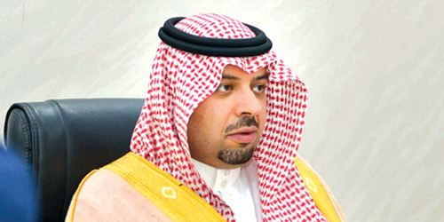  الأمير فيصل بن خالد خلال لقائه القيادات الأمنية