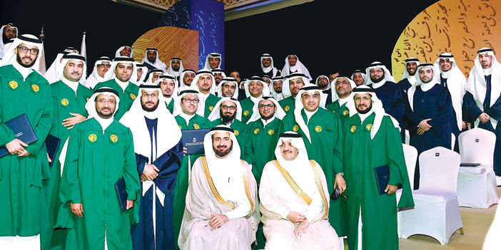  الأمير سعود بن نايف ووزير الصحة مع الخريجين والمتميزين