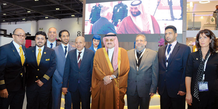  الأمير محمد بن نواف خلال افتتاحه جناح المملكة المشارك في المعرض