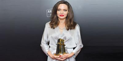 الممثلة جولي تفوز بجائزة في حفل أقيم بكاليفورنيا 