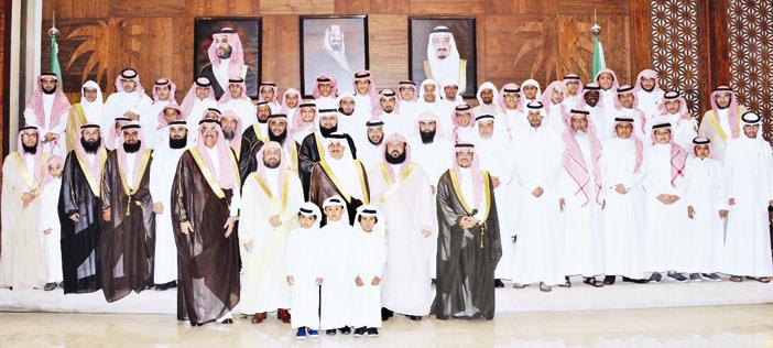  الأمير سعود وعدد من منسوبي الجمعية في صورة جماعية