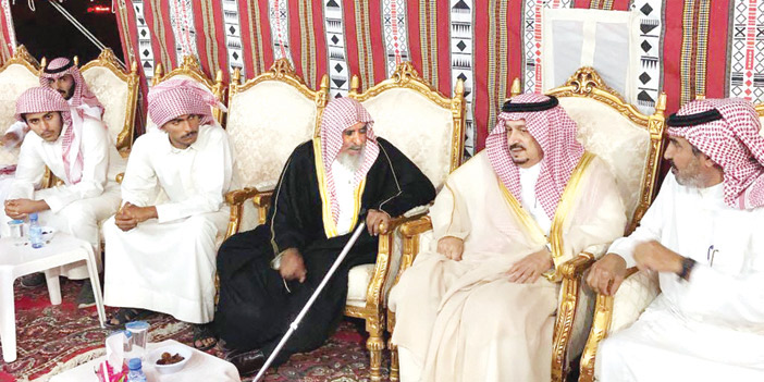  أمير منطقة الرياض معزياً أسرة السهلي