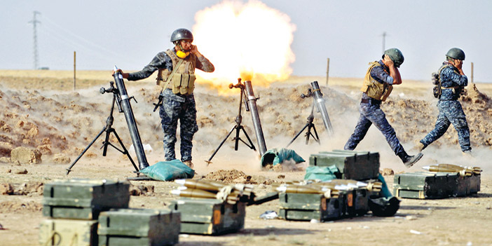  أفراد الجيش العراقي يطلقون قذائف الهاون على أهداف لتنظيم داعش