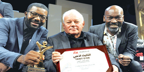  المخرج ليسينيو أزيفيدو حاملا جائزة «التانيت الذهبي».( الفرنسية)
