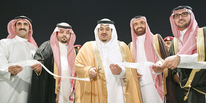   نائب أمير منطقة الرياض خلال تدشينه المعرض