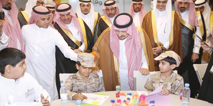  الأمير فيصل بن بندر مع أبناء شهداء الواجب